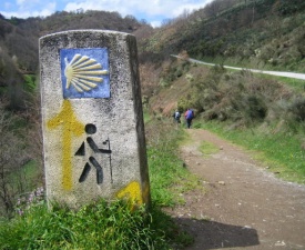 Ascent to cebreiro waymarker